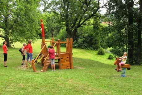 Herní a odpočinkové prvky Hřiště Bredůvka