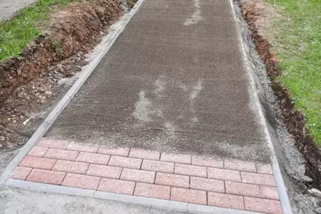 Nekoř - nástupní chodník u zastávky Nekoř továrna