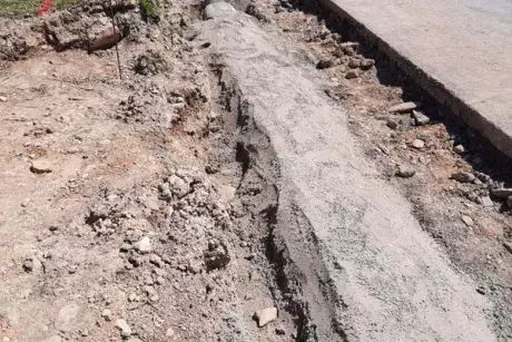 Nekoř - nástupní chodník u zastávky Nekoř továrna