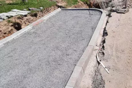 Nekoř - nástupní chodník u zastávky Nekoř továrna