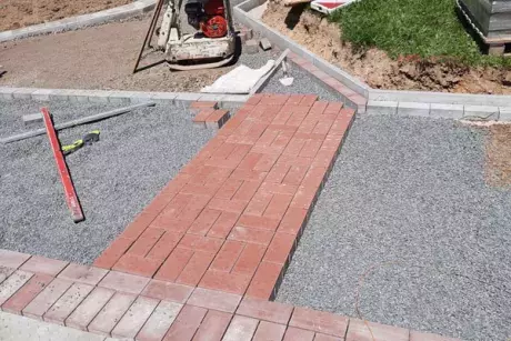 Nekoř - nástupní chodník u zastávky Nekoř továrna