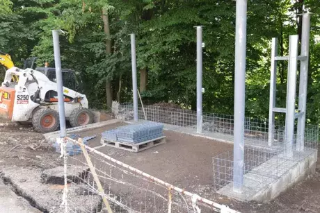 Nekoř - nástupní chodník u zastávky Nekoř továrna