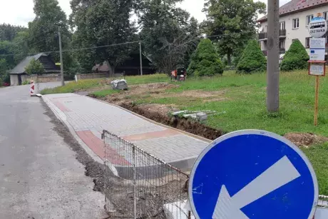 Nekoř - nástupní chodník u zastávky Nekoř továrna