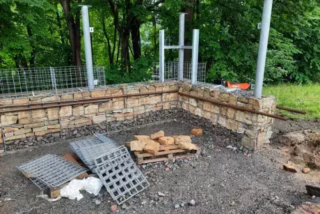 Nekoř - nástupní chodník u zastávky Nekoř továrna