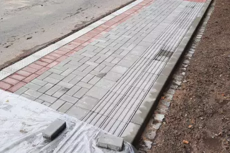 Nekoř - nástupní chodník u zastávky Nekoř továrna