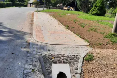 Nekoř - nástupní chodník u zastávky Nekoř továrna