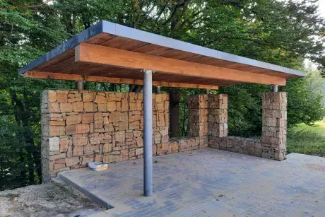 Nekoř - nástupní chodník u zastávky Nekoř továrna