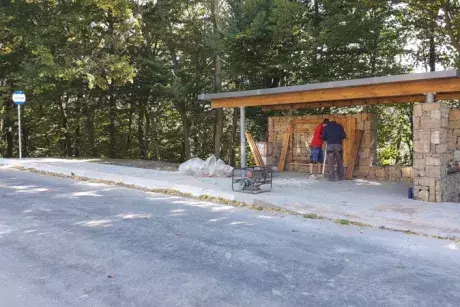 Nekoř - nástupní chodník u zastávky Nekoř továrna