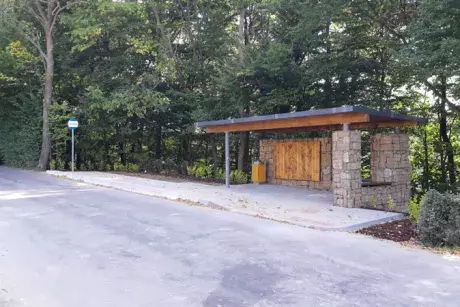 Nekoř - nástupní chodník u zastávky Nekoř továrna