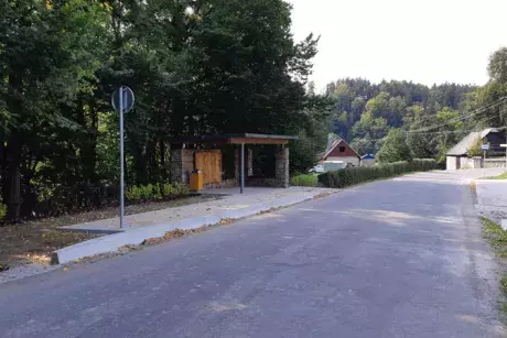 Nekoř - nástupní chodník u zastávky Nekoř továrna