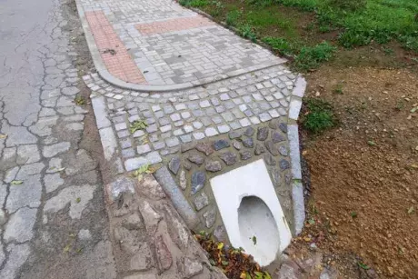 Nekoř - nástupní chodník u zastávky Nekoř továrna