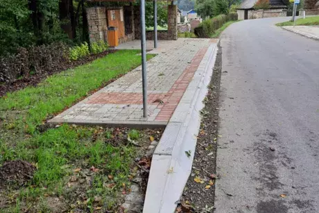 Nekoř - nástupní chodník u zastávky Nekoř továrna