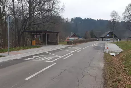 Nekoř - nástupní chodník u zastávky Nekoř továrna