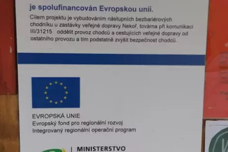 Nekoř - nástupní chodník u zastávky Nekoř továrna