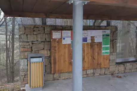 Nekoř - nástupní chodník u zastávky Nekoř továrna