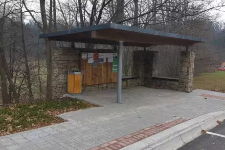 Nekoř - nástupní chodník u zastávky Nekoř továrna