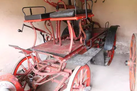 Renovace historické stříkačky,před a po.