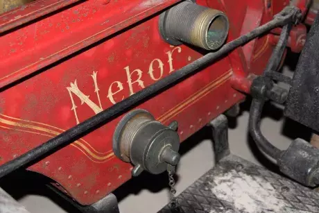 Renovace historické stříkačky,před a po.