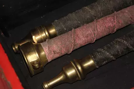 Renovace historické stříkačky,před a po.