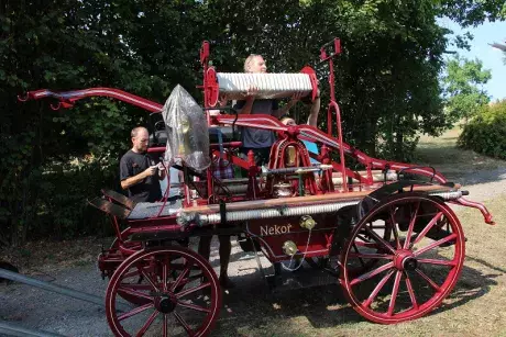 Renovace historické stříkačky,před a po.