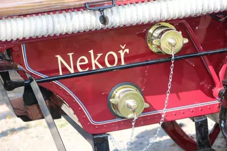 Renovace historické stříkačky,před a po.