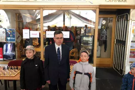 Nekořští Šachisté hrají s Davidem Navarou