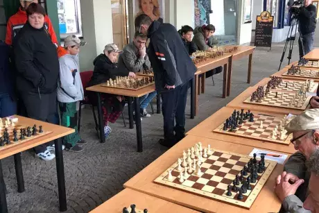 Nekořští Šachisté hrají s Davidem Navarou