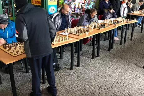 Nekořští Šachisté hrají s Davidem Navarou