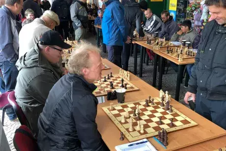 Nekořští Šachisté hrají s Davidem Navarou