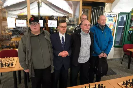 Nekořští Šachisté hrají s Davidem Navarou